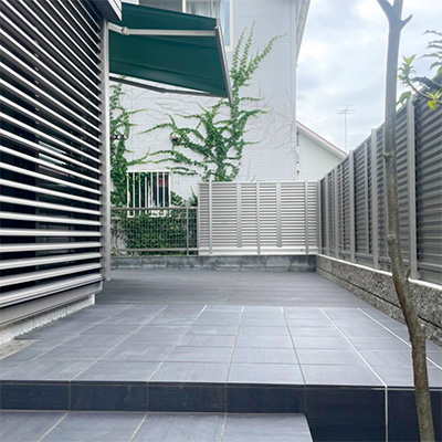 タイルとデッキの落ち着いた色の統一感が印象的。