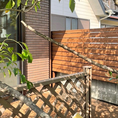 庭時間を楽しめるようにデッキを施工しております。